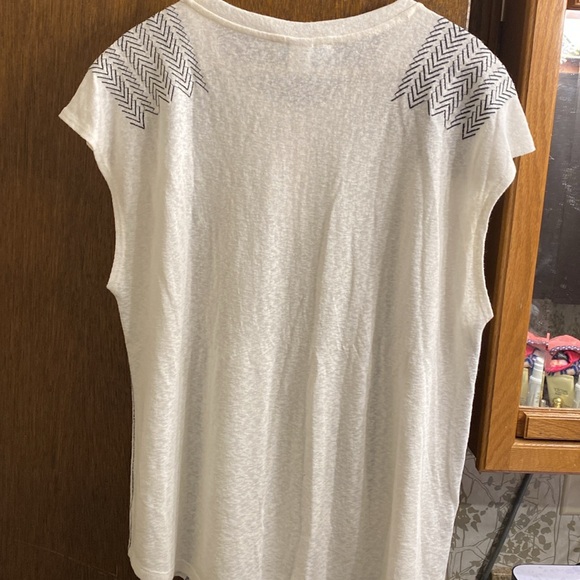 Top with black chevron design on shoulder area NWT Size 1X - Picture 7 of 7